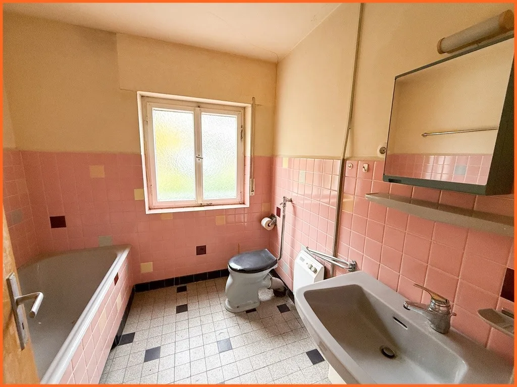 100 m² großes 1-2 Familienhaus mit Garage, ideal für handwerklich Begabte! - Bad rosa (11110)