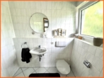 Gäste-WC - Freistehendes Einfamilienhaus in grüner Hanglage – naturnah, ruhig und lichtdurchflutet