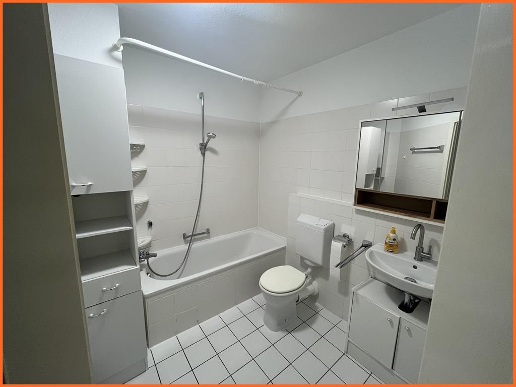 Attraktives Wohnen mit Wohlfühlfaktor – 2-Zimmer-Wohnung mit Balkon und Tiefgaragenstellplatz! - Bad (8557)