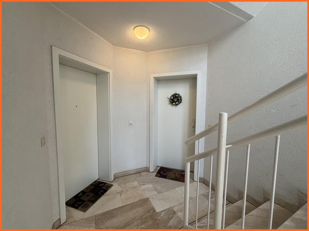 Attraktives Wohnen mit Wohlfühlfaktor – 2-Zimmer-Wohnung mit Balkon und Tiefgaragenstellplatz! - Hausflur (8513)