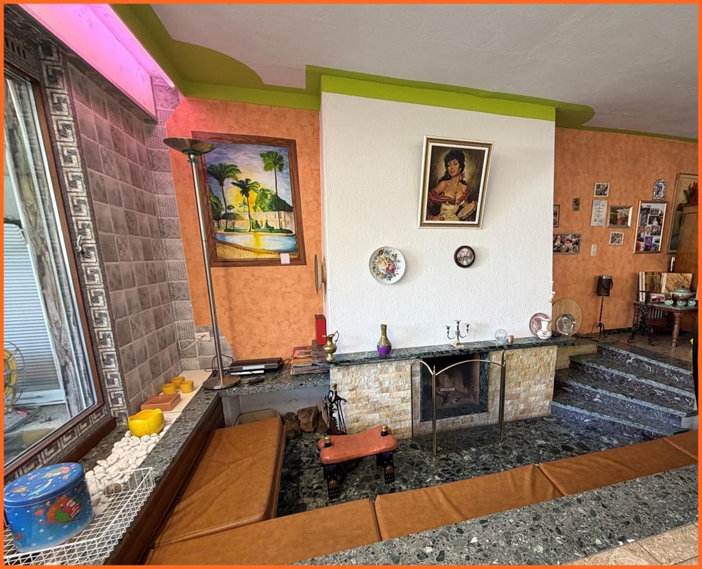 Großzügige Eigentumswohnung mit 155 m², Garten und gut bürgerlicher Stadtlage- Invest notwendig! - Kaminbereich (8364)