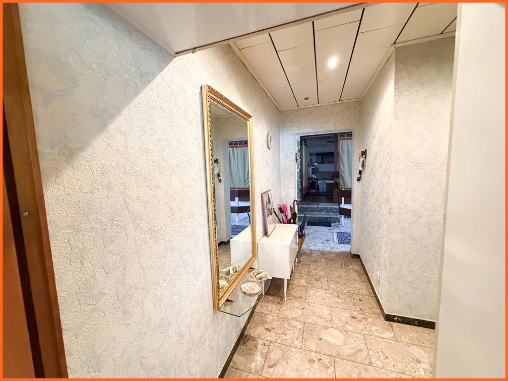 Großzügige Eigentumswohnung mit 155 m², Garten und gut bürgerlicher Stadtlage- Invest notwendig! - Flur (8369)