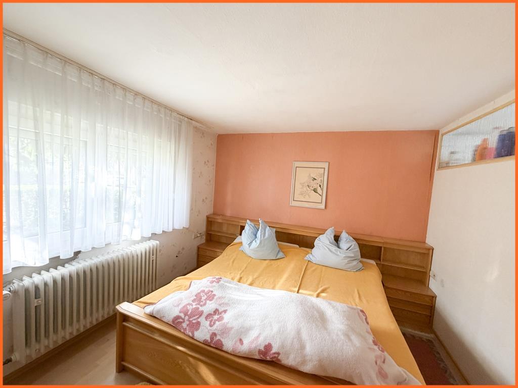 Großzügige Eigentumswohnung mit 155 m², Garten und gut bürgerlicher Stadtlage- Invest notwendig! - Schlafzimmer (8366)