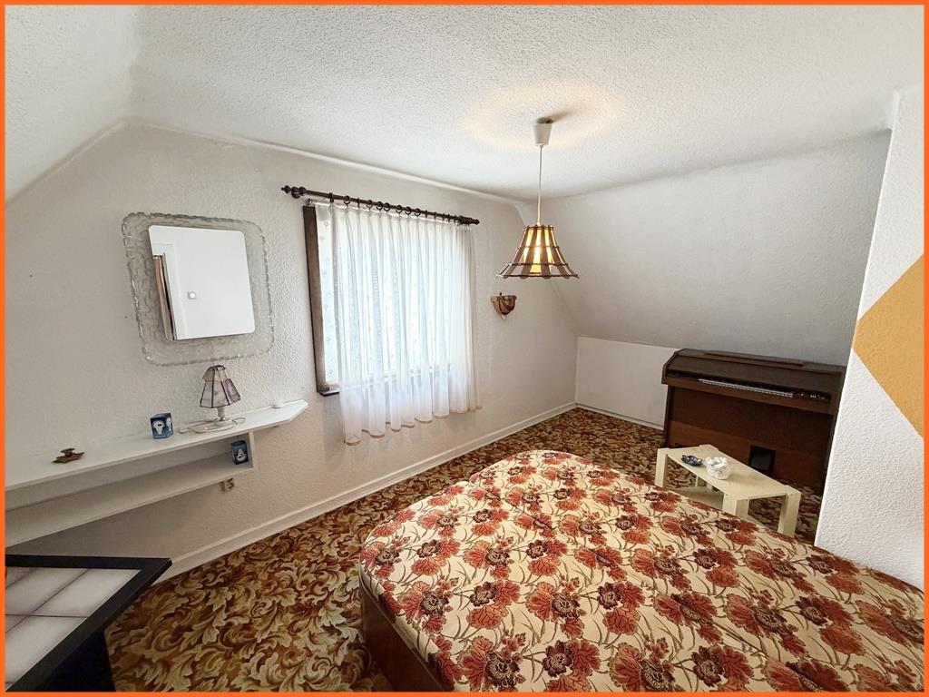 Großzügige Eigentumswohnung mit 155 m², Garten und gut bürgerlicher Stadtlage- Invest notwendig! - Zimmer (8370)