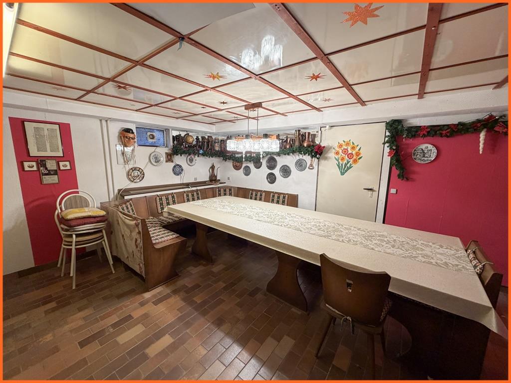 Großzügige Eigentumswohnung mit 155 m², Garten und gut bürgerlicher Stadtlage- Invest notwendig! - Partyraum (8371)