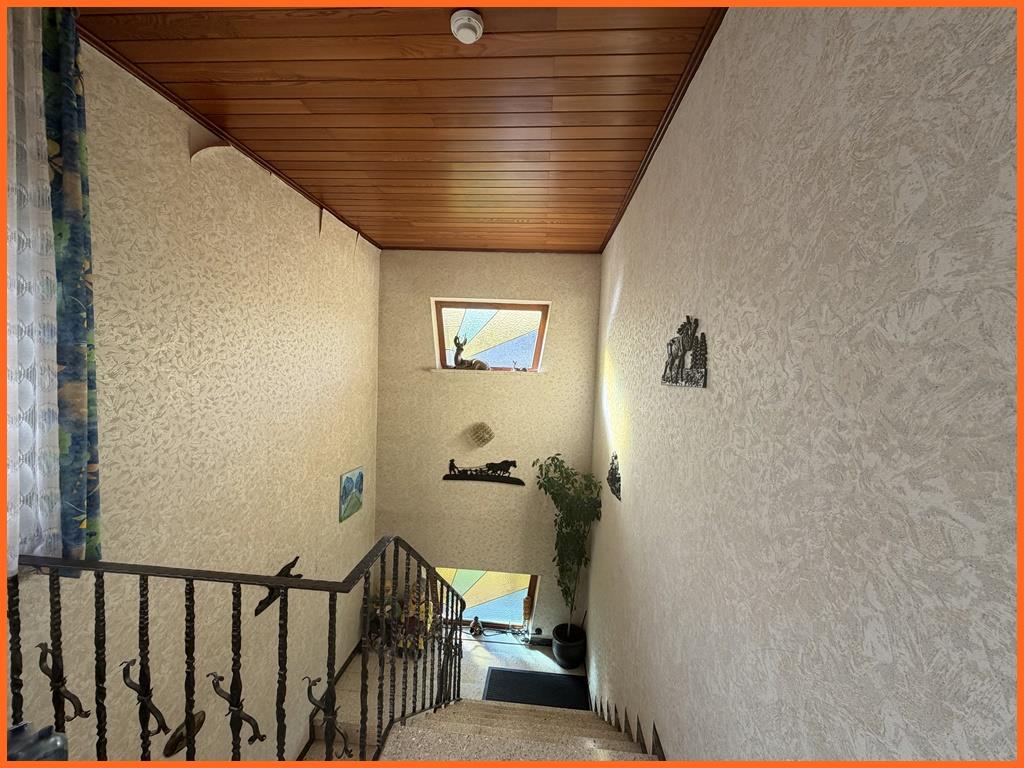 Natur, Ruhe, Freiraum- Ihr Paradies für 2 Familien auf 2250 m² traumhaften Grundstück! - Treppenhaus (9867)