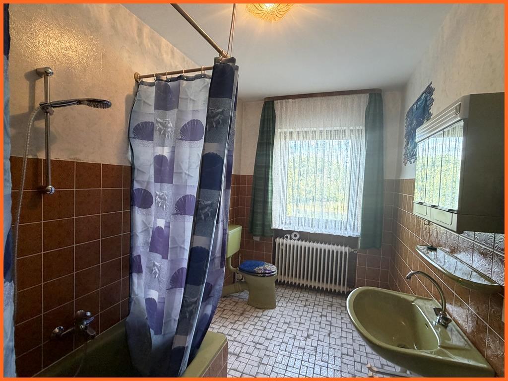 Natur, Ruhe, Freiraum- Ihr Paradies für 2 Familien auf 2250 m² traumhaften Grundstück! - Bad EG (9866)