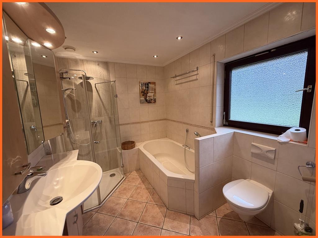 Wohnen über den Dächern von Odernheim plus zusätzlicher Mieteinnahme. - Badezimmer Haus 1 (10038)