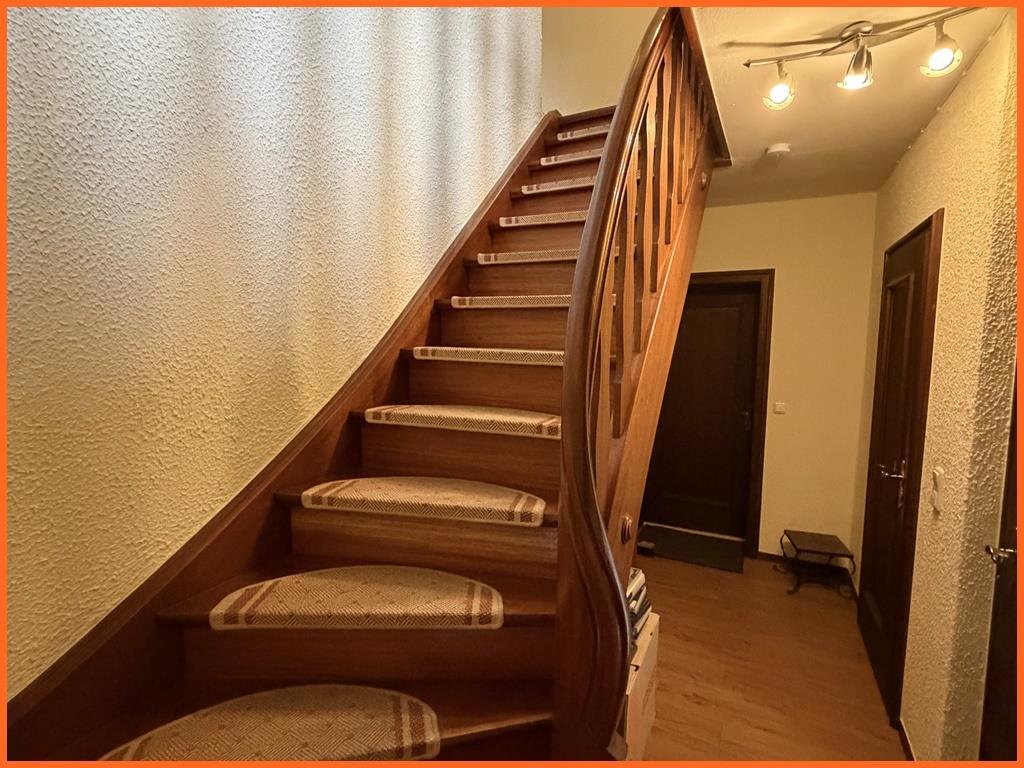 Zwei Häuser mit Seele – Ruhe, Aussicht und vielfältige Lebenskonzepte - Treppenhaus Haus 1 (8471)