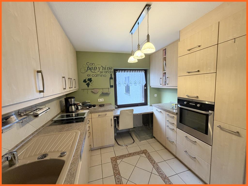 Zwei Häuser mit Seele – Ruhe, Aussicht und vielfältige Lebenskonzepte - Küche Haus 1 (8467)