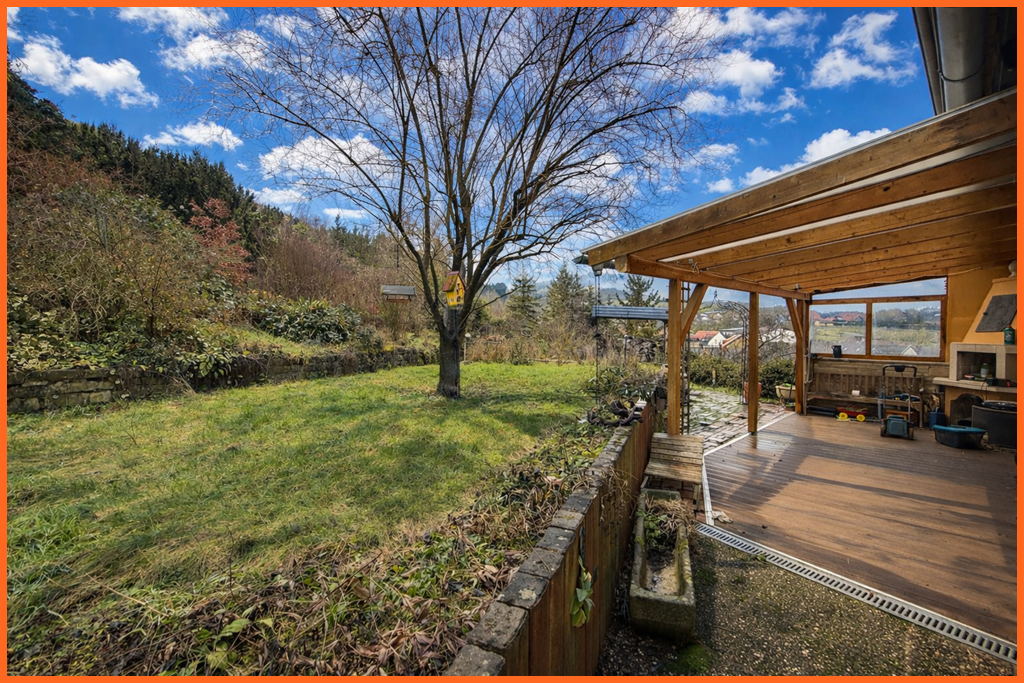 Zwei Häuser mit Seele – Ruhe, Aussicht und vielfältige Lebenskonzepte - Terrasse-Garten (8478)