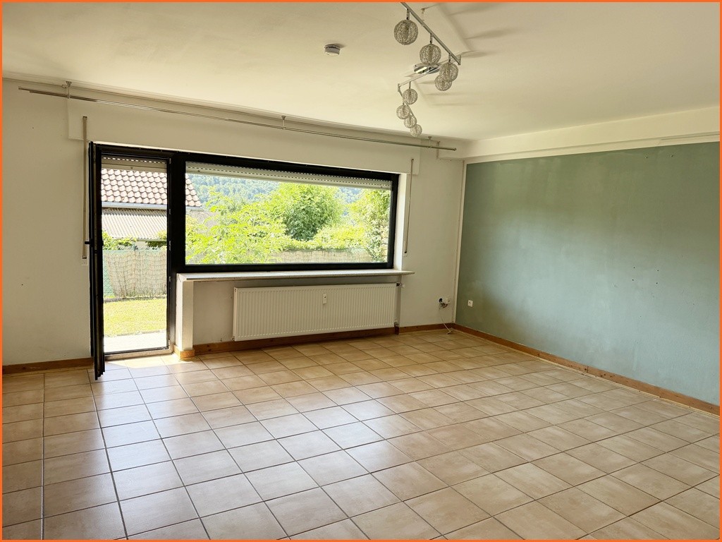 Viel Platz, herrliche Aussicht und vielen Möglichkeiten – großzügiges 2–3-Familienhaus in ruhiger Südhanglage - Wohnzimmer 1 (10746)