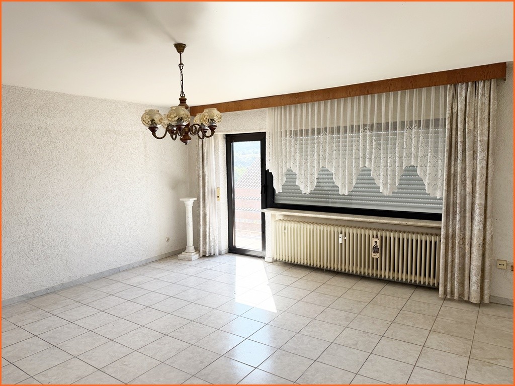 Viel Platz, herrliche Aussicht und vielen Möglichkeiten – großzügiges 2–3-Familienhaus in ruhiger Südhanglage - Wohnzimmer (10750)
