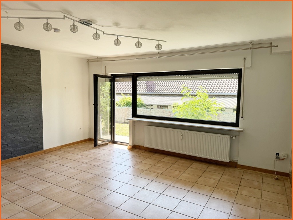 Viel Platz, herrliche Aussicht und vielen Möglichkeiten – großzügiges 2–3-Familienhaus in ruhiger Südhanglage - Wohnzimmer. (10747)