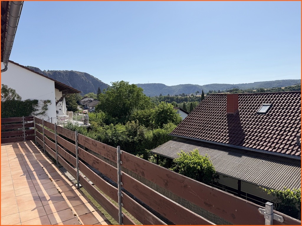 Viel Platz, herrliche Aussicht und vielen Möglichkeiten – großzügiges 2–3-Familienhaus in ruhiger Südhanglage - Balkon (10756)