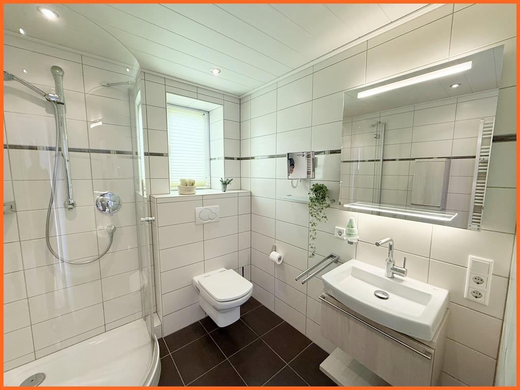 Sonne, Platz & Wohlgefühl für die ganze Familie -topp 5 Zimmer-Wohnung, 12 m² Balkon südl. Bad Kreuznach - Bad 2 (8525)