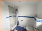 Bad mit Dusche - Freistehendes Einfamilienhaus in ruhiger Wöllsteiner Lage, 212 m² Wfl., 850 m² Grundstück!
