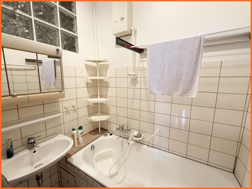 Wohn und Geschäftshaus direkt am Marktplatz! Die Wohnungen sind frei verfügbar-der Laden ist gut vermietet! - Bad (9082)