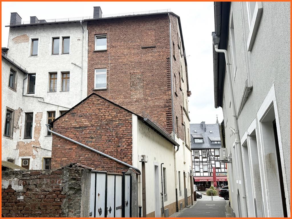 Wohn und Geschäftshaus direkt am Marktplatz! Die Wohnungen sind frei verfügbar-der Laden ist gut vermietet! - Rückseite (9089)