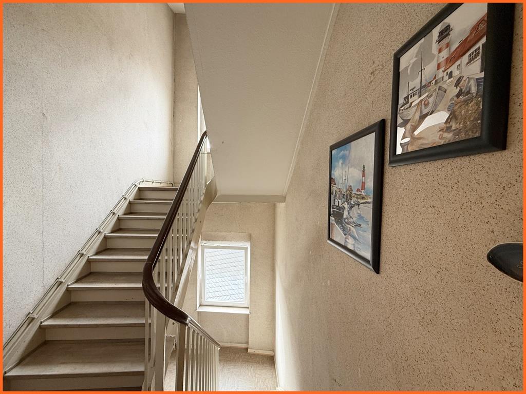 Top-Lage in Kirn: direkt am Marktplatz, Wohn-und Geschäftshaus – 3 Wohnungen freigestellt! - Treppenhaus (7215)