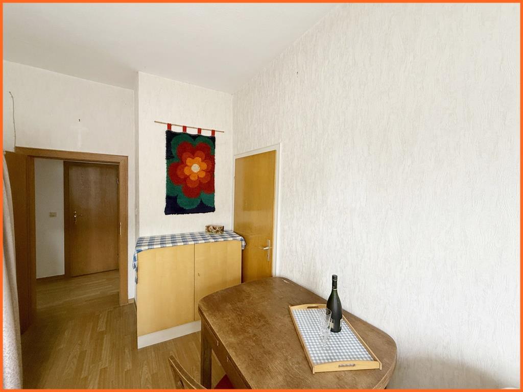 Wohn und Geschäftshaus direkt am Marktplatz! Die Wohnungen sind frei verfügbar-der Laden ist gut vermietet! - Zimmer (9084)