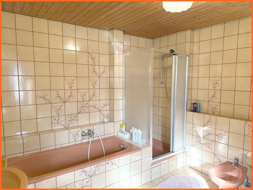 Ein echtes Raumwunder – das ideale Wohn- und Arbeitshaus – 215 m² Lager-Nutzfläche! - Bad (7282)