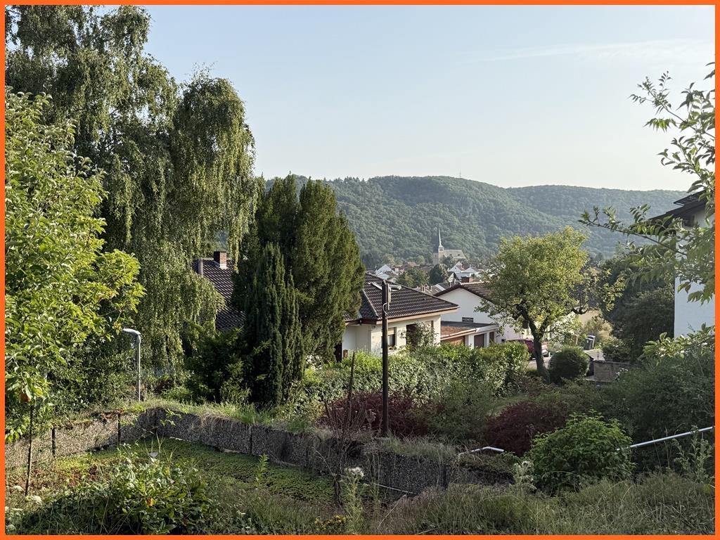 Hier erwartet Sie eine sensationelle, nicht vergleichbare Aussichtslage, mit 1380 m² Grundstück! - Ausblick auf den Ort (8357)