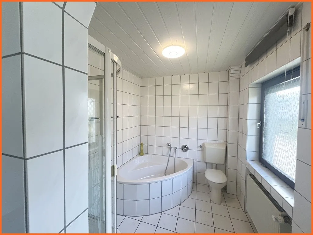 Ihr neues Zuhause: Gepflegtes Einfamilienhaus in schöner Ortslage von Hochstetten-Dhaun! - Badezimmer (10975)