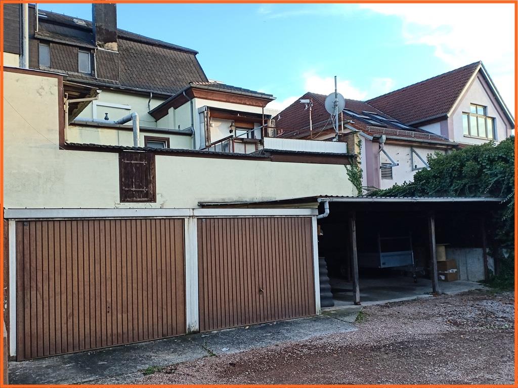 Renditestarkes Wohn-und Geschäftshaus mit Erweiterungsmöglichkeit im Herzen von Bad Münster. - Rückseite mit Garage (7884)