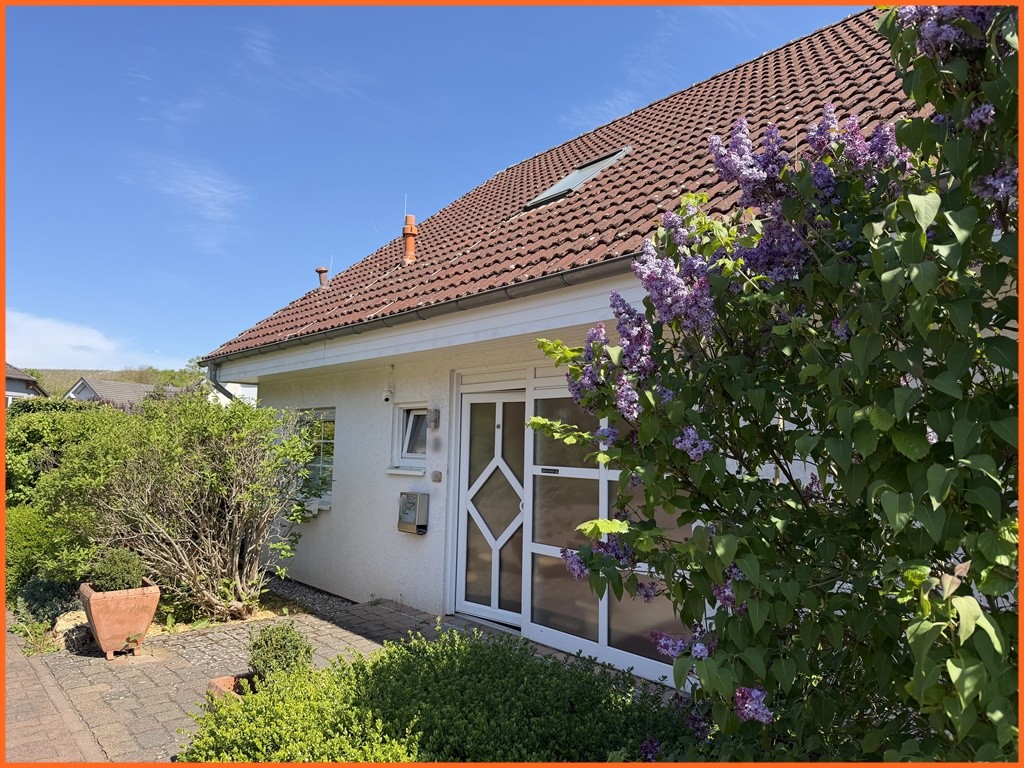 VERKAUFT–Licht, Platz und Privatsphäre auf traumhaften Grundstück, 155m² Wfl. für Familie, Homeoffice und Entspannen - Außenansicht (10773)
