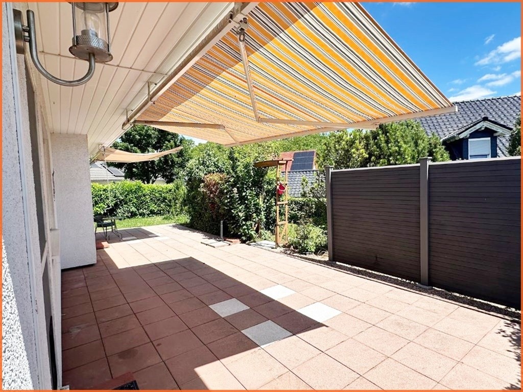VERKAUFT–Licht, Platz und Privatsphäre auf traumhaften Grundstück, 155m² Wfl. für Familie, Homeoffice und Entspannen - Terasse mit Markise (10772)