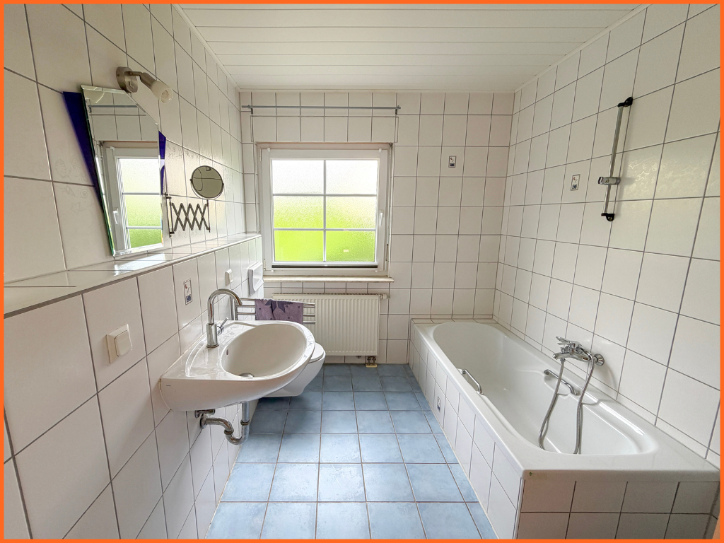 VERKAUFT–Licht, Platz und Privatsphäre auf traumhaften Grundstück, 155m² Wfl. für Familie, Homeoffice und Entspannen - Bad EG (10766)