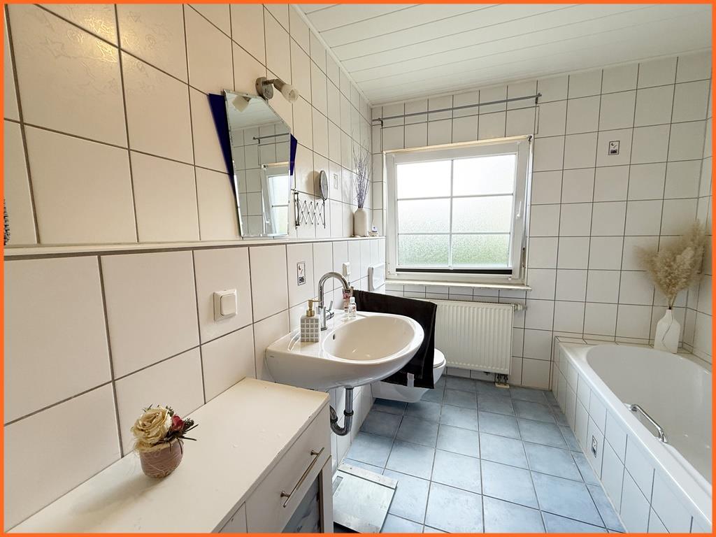 Viel Raum fürs Leben- freistehendes 6-Zimmer-Haus in bester Ruhelage von Weinsheim! - Bad 1 mit Wanne (8014)