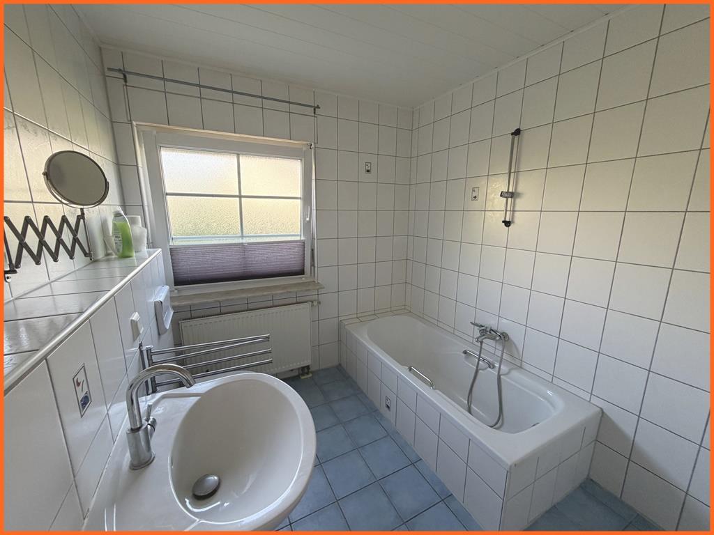 Auch 2 Generationen unter einem Dach – 155 m² Wohnkomfort auf 621 m² Sonnengrundstück! - Bad EG (9046)