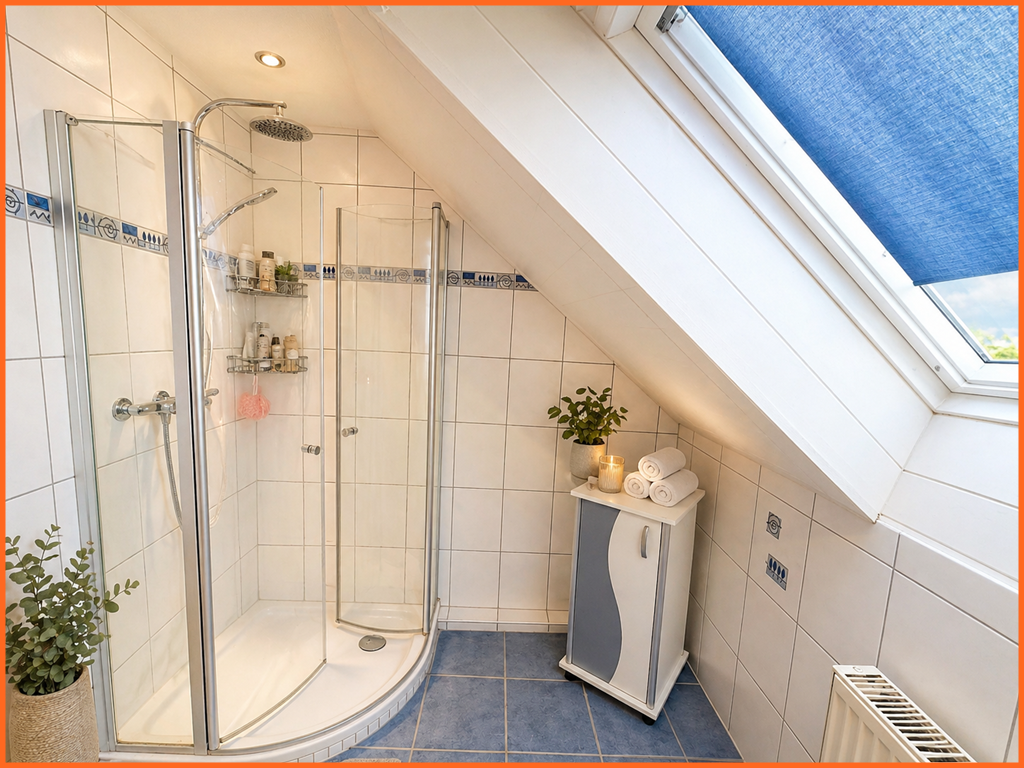 VERKAUFT–Licht, Platz und Privatsphäre auf traumhaften Grundstück, 155m² Wfl. für Familie, Homeoffice und Entspannen - Duschbad 1. OG (10769)
