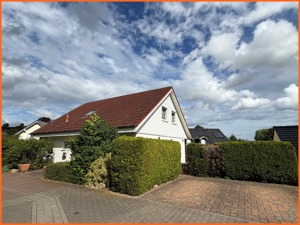 VERKAUFT–Licht, Platz und Privatsphäre auf traumhaften Grundstück, 155m² Wfl. für Familie, Homeoffice und Entspannen - 2 PKW Stellplätze (10774)