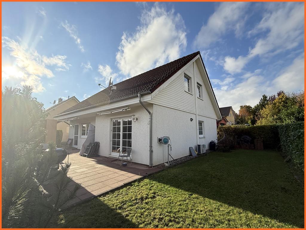 Viel Raum fürs Leben- freistehendes 6-Zimmer-Haus in bester Ruhelage von Weinsheim! - Ansicht Terasse und Garten (8023)