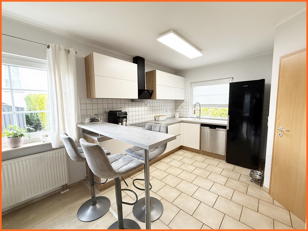 VERKAUFT–Licht, Platz und Privatsphäre auf traumhaften Grundstück, 155m² Wfl. für Familie, Homeoffice und Entspannen - Küche (10765)