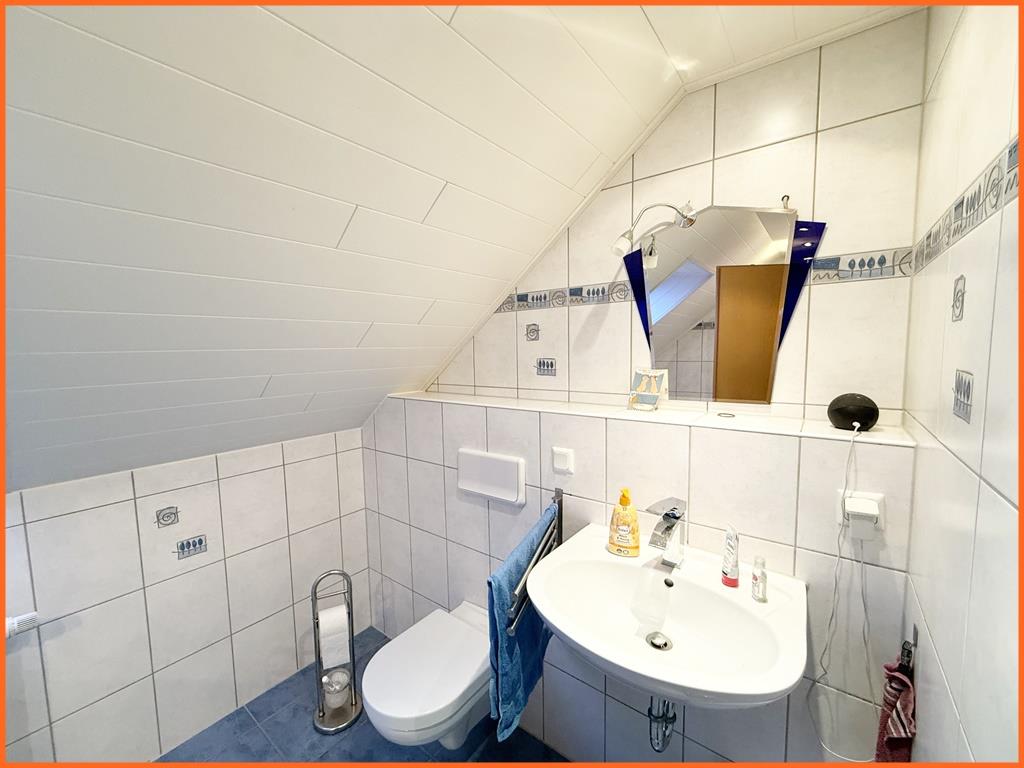 Viel Raum fürs Leben- freistehendes 6-Zimmer-Haus in bester Ruhelage von Weinsheim! - Bad 2 (8021)