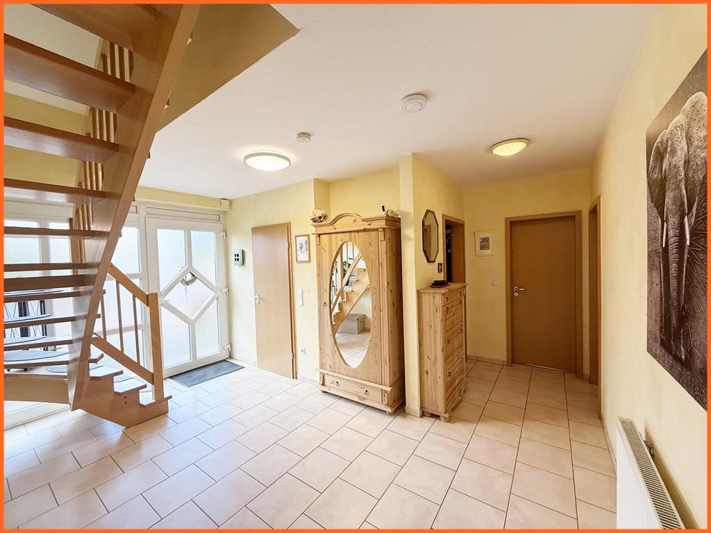 Viel Raum fürs Leben- freistehendes 6-Zimmer-Haus in bester Ruhelage von Weinsheim! - Eingangsbereich (8015)