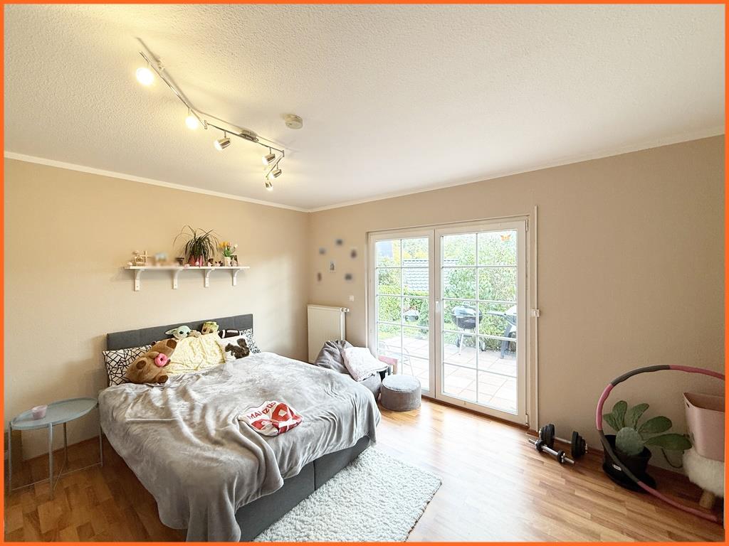 Viel Raum fürs Leben- freistehendes 6-Zimmer-Haus in bester Ruhelage von Weinsheim! - Schlafzimmer EG (8013)