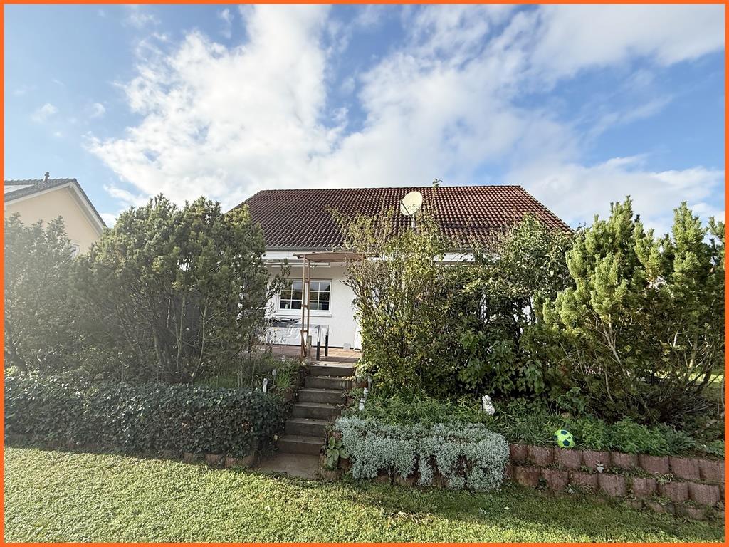 Viel Raum fürs Leben- freistehendes 6-Zimmer-Haus in bester Ruhelage von Weinsheim! - Garten Ansicht auf Terasse (8022)