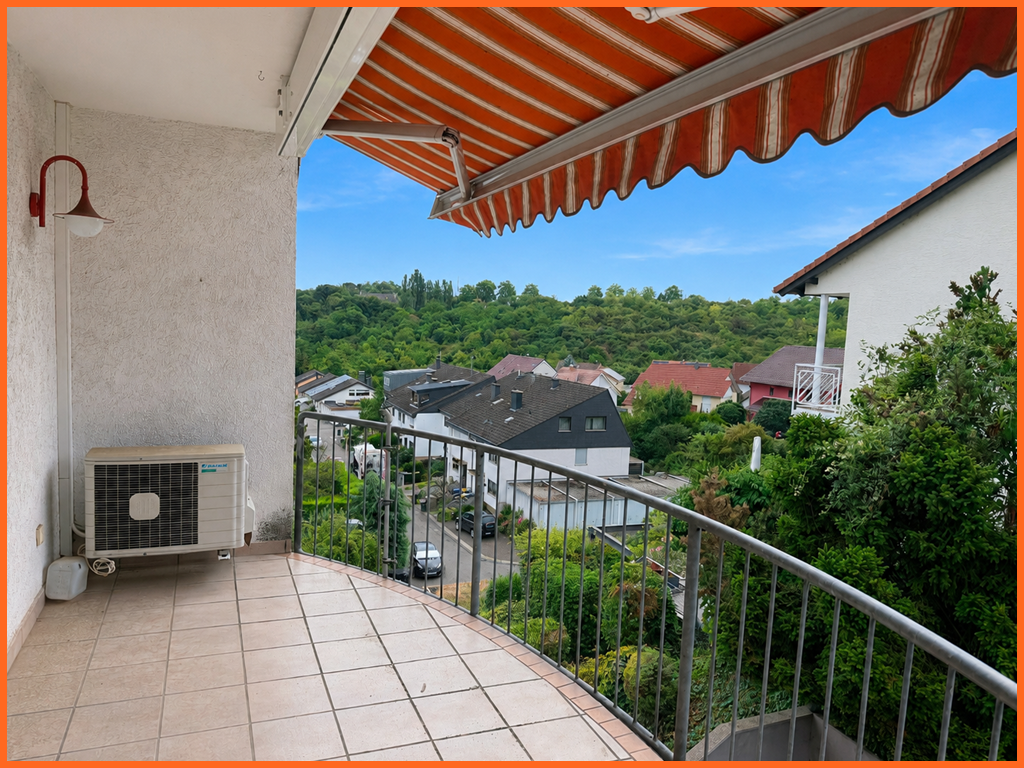 Großzügige 3-Zimmer Terrassenwohnung mit herrlichem Fernblick, Tageslichtbad und Garagenplatz - Balkon (10363)