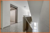 Treppenhaus - Modernes Wohnensemble: 4 Zimmer-Wohnung mit Grünblick, Einbauküche, 2 TG-Plätze!