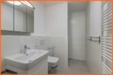 Gäste-Duschbad - Modernes Wohnensemble: 4 Zimmer-Wohnung mit Grünblick, Einbauküche, 2 TG-Plätze!