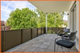 überdachter Großbalkon - Modernes Wohnensemble: 4 Zimmer-Wohnung mit Grünblick, Einbauküche, 2 TG-Plätze!