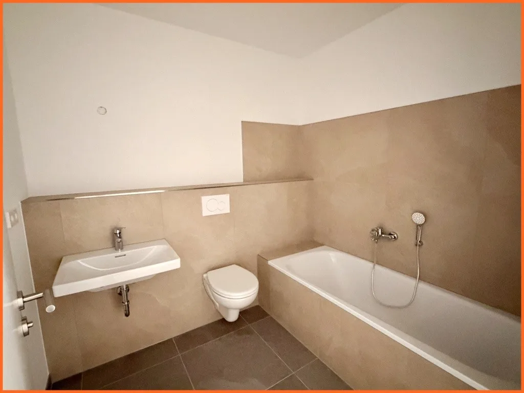 Energieeffiziente A+ Neubau-3-Zimmer-Wohnung – Erstbezug mit Tiefgaragenstellplatz! - Badezimmer 2 (10961)