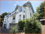 Abschluss - Vom Haus in die Wohnung mit Garten – nur 2 Parteien. Garage mit Raum fürs Hobby!