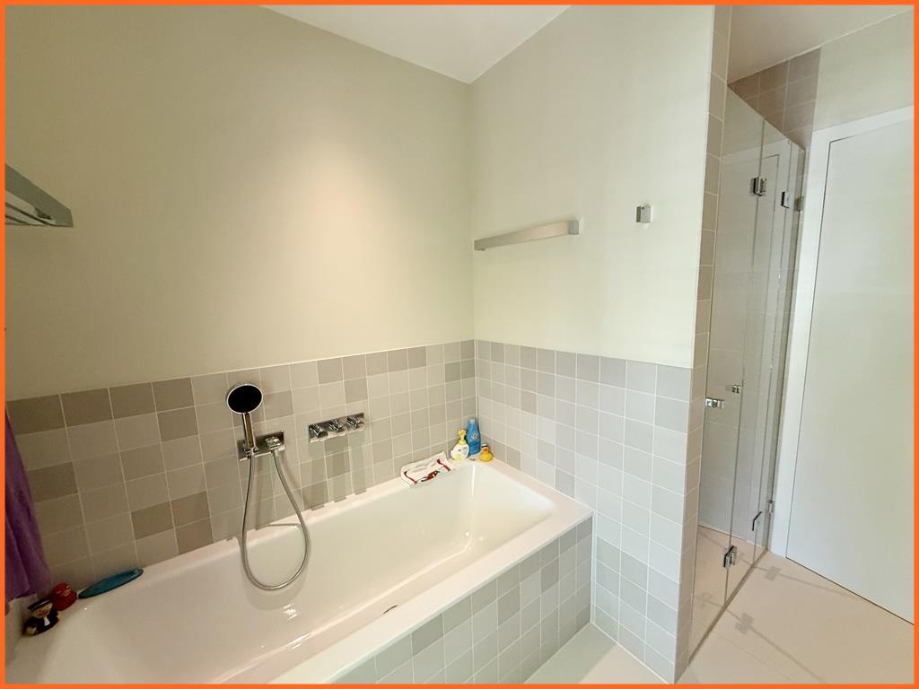 Premium-Penthaus mit Gästebereich in bester Lage des Kurgebiets! Gleich ansehen! - Badewanne und Dusche (8223)