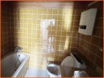 Badezimmer - RESERVIERT – Ideal auch für WG-Vermietung – renovierungsbedürftige 4-Zimmer-Wohnung in Gonsenheim